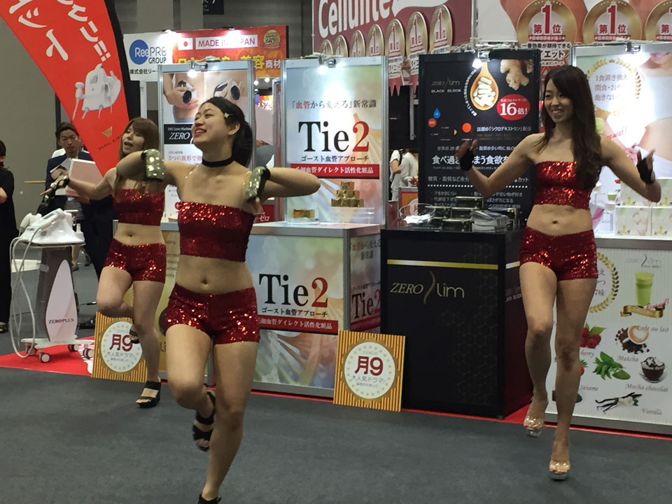 「美尻」をコンセプトとしたダンスを1時間おきに披露。賑わいを見せた